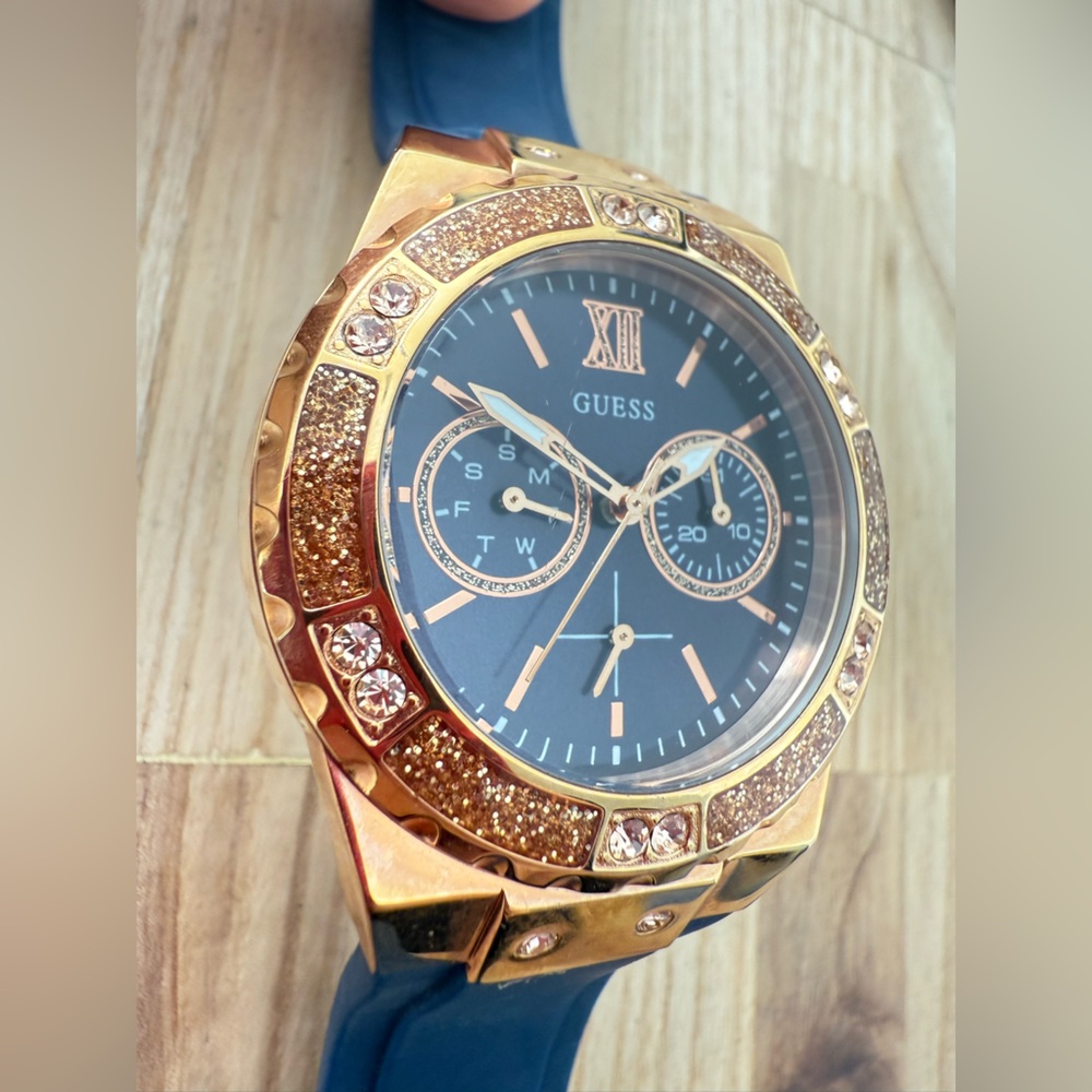 Guess ladies rose gold tone blue silicone sport watch NEW BATTERY